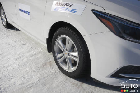 Le Toyo Observe GSi-6 sur la Chevrolet Cruze.